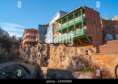 Quartiere Abanotubani con balconi in legno intagliato nella città vecchia di Tbilisi Foto Stock