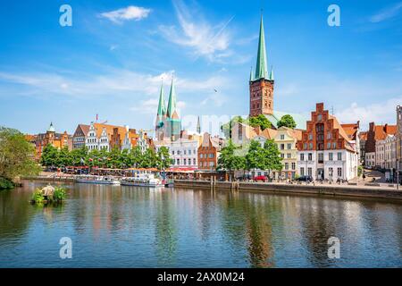 Vista classica dello skyline storico della città anseatica di Lübeck con la famosa chiesa di Santa Maria in una bella giornata di sole con cielo blu in estate, Germania Foto Stock
