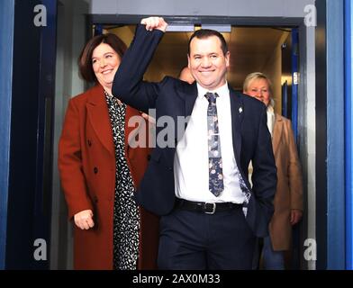 Dublino, Irlanda. 9th Feb, 2020. Elezioni Generali 2020. Conteggio Dei Voti. Uomo del momento Paul Donnelly di Sinn Fein arriva al centro del conte nel Centro comunitario di Phibblestown a Dublino Ovest. Egli è venuto davanti al Taoiseach Leo Varadkar, che è stato eletto solo sul conto 5th. Foto: Eamonn Farrell/Rollingnews.Ie/Alamy Live News. Foto: Eamonn Farrell/RollingNews.ie credito: RollingNews.ie/Alamy Live News Foto Stock