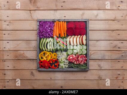Verdure e frutta su uno sfondo di legno Foto Stock