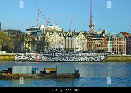 Londra, Regno Unito - 16th gennaio 2016: HMS President 1918 ex HMS Saxifrage - in nuove prospettive su Victoria Embankmént sul fiume Tamigi e differiscono Foto Stock