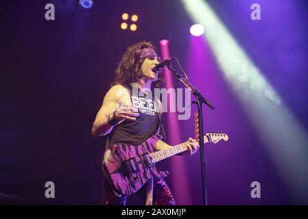 Manchester, Regno Unito. 09th febbraio 20120. Michael Starr, Satchel, Lexxi Foxx e Stix Zadinia della band Steel Panther si esibiscono presso il O2 Victoria Warehouse di Manchester in occasione del loro "Heavy Metal Rules" UK tour, Manchester 2019-02-09 . Credito: Gary Mather/Alamy Live News Foto Stock