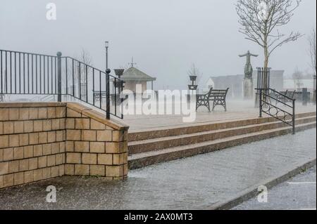 Bantry, West Cork, Irlanda. 10th Feb, 2020. Una piazza deserta della città di Bantry durante il tuono, fulmine e grandine tempesta che ha causato la fornitura di energia elettrica della città di fallire per un breve periodo di tempo oggi. Credito: Andy Gibson/Alamy Live News Foto Stock