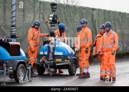 Harefield, Regno Unito. 8 Febbraio 2020. Gli ingegneri HS2 spostano le attrezzature lungo Harvil Road nella Colne Valley per facilitare la abbattimento degli alberi per il collegamento ferroviario ad alta velocità. Gli attivisti ambientali di Save the Colne Valley, Stop HS2 e Extinction Rebellion, con sede in una serie di campi di protezione della fauna selvatica nella zona, hanno impedito il lavoro di abbattimento degli alberi, per i quali erano state implementate chiusure stradali e ferroviarie, per la durata del weekend in cui era stato programmato. Credit: Mark Kerrison/Alamy Live News Foto Stock