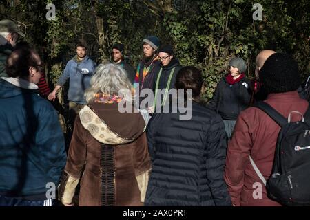 Harefield, Regno Unito. 8 Febbraio 2020. Gli attivisti ambientali di Save the Colne Valley, Stop HS2 e Extinction Rebellion formano un circolo alimentare per celebrare la sospensione di opere di abbattimento di alberi per il collegamento ferroviario ad alta velocità HS2 lungo Harvil Road nella Colne Valley, a seguito di un'azione diretta da parte loro. Alcuni attivisti occupano anche alberi sul sito. Credit: Mark Kerrison/Alamy Live News Foto Stock