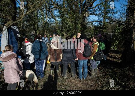 Harefield, Regno Unito. 8 Febbraio 2020. Gli attivisti ambientali di Save the Colne Valley, Stop HS2 e Extinction Rebellion formano un circolo alimentare per celebrare la sospensione di opere di abbattimento di alberi per il collegamento ferroviario ad alta velocità HS2 lungo Harvil Road nella Colne Valley, a seguito di un'azione diretta da parte loro. Alcuni attivisti occupano anche alberi sul sito. Credit: Mark Kerrison/Alamy Live News Foto Stock