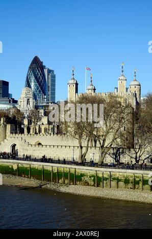 Londra, Regno Unito - 15th gennaio 2016: Persone non identificate e la Torre di Londra con l'edificio dietro Gherkin Foto Stock