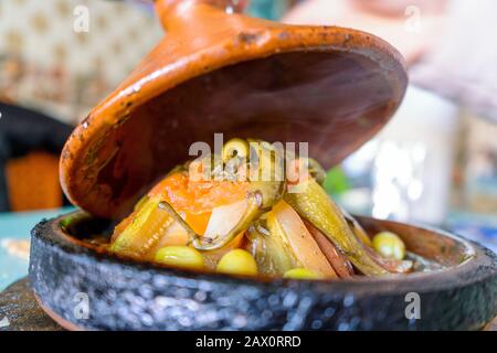 Delizioso tajine servito in vaso di argilla nel ristorante in Marocco Foto Stock