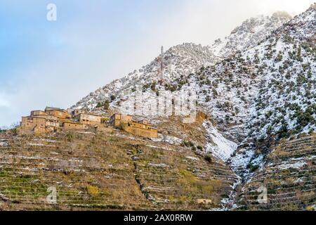 Bellissimo villaggio nella valle di Ourika con campi terrazzati nelle montagne dell'alto Atlante, Marocco Foto Stock