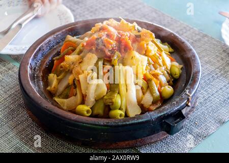 Delizioso tajine servito in vaso di argilla nel ristorante in Marocco Foto Stock