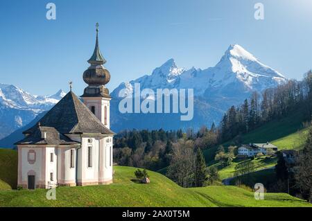 Splendida vista panoramica sulla cima innevata del monte Watzmann con la chiesa di pellegrinaggio Maria Gern in una giornata di sole Berchtesgadener Land, Baviera, Germania Foto Stock