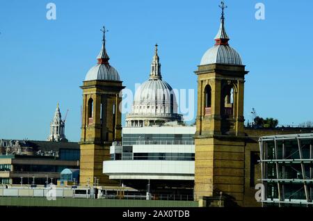 Gran Bretagna, Londra, stazione di Cannon Street e cupola della cattedrale di St.Pauls Foto Stock