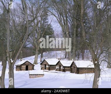 Cabine dell'esercito continentale dopo la neve. Le truppe di George Washington si rifugiarono in queste e in altre cabine invernali del 1777-78. Valley Forge National Historic Foto Stock