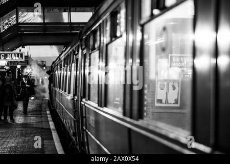 Scena atmosferica, in bianco e nero piattaforma presso la stazione ferroviaria d'epoca di Bewdley sulla linea del patrimonio ferroviario di Severn Valley, Worcestershire UK, serata invernale. Foto Stock