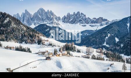 Vista classica delle famose vette delle Dolomiti con il paese Val di Funes e la storica Chiesa di S. Maddalena in inverno, Alto Adige, Italia Foto Stock
