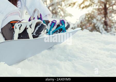 Stock foto del dettaglio di alcuni scarponi e snowboard sulla neve di una montagna Foto Stock
