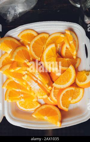 I limoni sono affettate in preparazioni per la bevanda di crush del limone Foto Stock