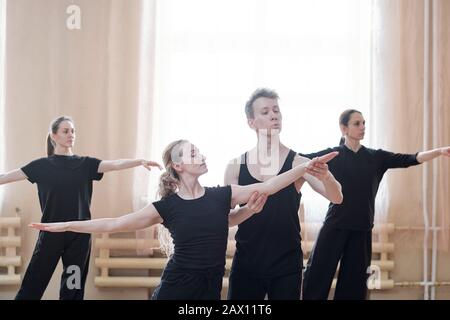Scatto orizzontale di tre giovani donne che hanno provato nella loro scuola di danza contemporanea Foto Stock