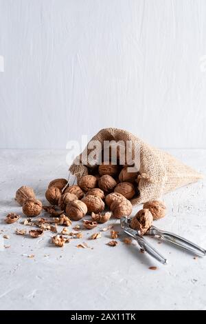 Alcune noci in una borsa di yuta su uno sfondo delicato Foto Stock