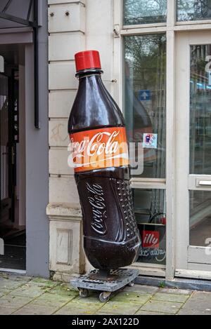 Una grande bottiglia pubblicitaria di Coca Cola fuori da un caffè su Albert Cuypstraat, Amsterdam, Paesi Bassi, Europa. Foto Stock
