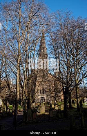 La Chiesa Parrocchiale di San Cuthbert in una luminosa giornata invernale. Lothian Road, Edimburgo, Scozia, Regno Unito. Foto Stock