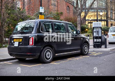 London Black Cab, TX Electric Taxi di LEVC presso un punto di ricarica RAPD Electric nel centro di Londra. Foto Stock