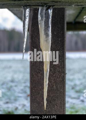 immagine con icicle, icicle formato sotto un tavolo di legno Foto Stock