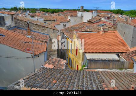 Tetti rossi dall'alto. Edifici colorati. Piccola città in Francia. Foto Stock