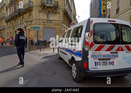 Polizia francese utilizzando un veicolo elettrico vicino a una strada per un incidente a Montpellier, Francia Foto Stock