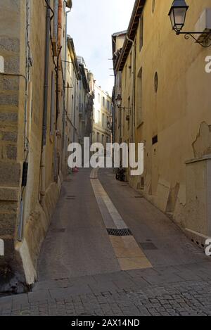 Una strada stretta e ripida nel vecchio quartiere di Montpellier vicino a Rue de l'Université. Montpellier, Francia Foto Stock