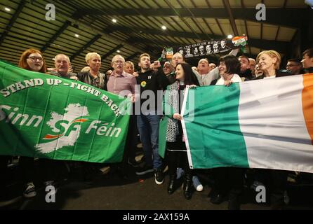 Dublino, Paese. 09th Feb, 2020. Dublino, Irlanda. 9th Feb, 2020. Elezioni Generali 2020. - Rds Count Centre, Dublino. Nella foto, Il Candidato di Sinn Fein Dessie Ellis (4th a sinistra) festeggia presto con i sostenitori mentre cantava "Come Out You Black in Tans", una canzone repubblicana al RDS Count Centre di Dublino questa mattina. Ellis è stato successivamente eletto con quasi il doppio della Quota di voti richiesta. Dessie ellis è un ex attivista dell'IRA che è stato senrenced a 10 anni in prigione in Irlanda. Foto: Sam Boal/Rollingnews.Ie/Alamy Live News. Credito: RollingNews.ie/Alamy Live News Foto Stock