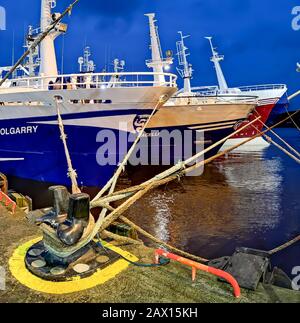 Dokeren, DONEGAL / IRLANDA - 09 FEBBRAIO 2020 - il porto è pieno di barche da pesca durante la tempesta Ciara. Foto Stock