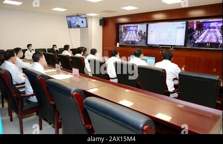 (200210) -- PECHINO, 10 febbraio 2020 (Xinhua) -- Foto scattata il 9 febbraio 2020 mostra il sito di una teleconferenza 5G presso l'Ospedale Generale Dell'Esercito Popolare Cinese di Liberazione (PLA) a Pechino, capitale della Cina. L'ospedale generale dell'Esercito Popolare di Liberazione Cinese (PLA), con sede a Pechino, ha effettuato i servizi di teleconsulto 5G domenica con l'ospedale Huoshenshan, un ospedale improvvisato di recente costruzione a Wuhan, per combattere il nuovo focolaio di polmonite da coronavirus. La teleconsulto segna anche il lancio del sistema di teleconsulto tra i due ospedali. Supportato dalla rete 5G, il sistema enab Foto Stock