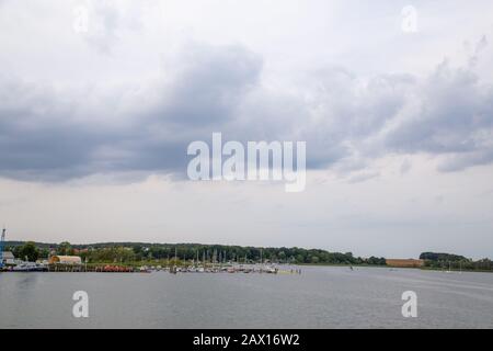 La vista dal ponte al Bodden dalla città del Mar Baltico Wolgast in una giornata torbida Foto Stock