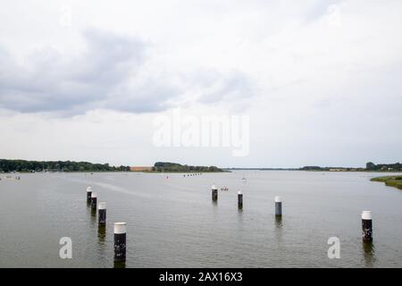 La vista dal ponte al Bodden dalla città del Mar Baltico Wolgast in una giornata torbida Foto Stock