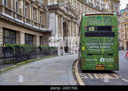 Autobus ibrido di Londra a Finsbury Circus, Londra. Foto Stock