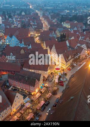 Blick auf Altstadt mit Weihnachtsmarkt bei Dämmerung, Nördlingen, Franken, Bayern, Deutschland | veduta della città vecchia e del mercato di Natale al crepuscolo, Noerdl Foto Stock