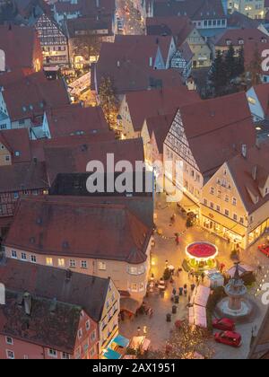 Blick auf Altstadt mit Weihnachtsmarkt bei Dämmerung, Nördlingen, Franken, Bayern, Deutschland | veduta della città vecchia e del mercato di Natale al crepuscolo, Noerdl Foto Stock