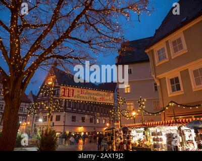 Altstadt, Weihnachtsmarkt, Dämmerung, Nördlingen, Franken, Bayern, Deutschland | centro storico, mercatino di natale, crepuscolo, Noerdlingen, Franconia, Baviera, Ge Foto Stock