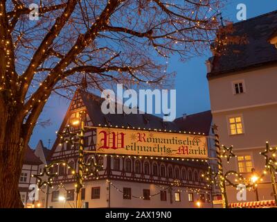 Altstadt, Weihnachtsmarkt, Dämmerung, Nördlingen, Franken, Bayern, Deutschland | centro storico, mercatino di natale, crepuscolo, Noerdlingen, Franconia, Baviera, Ge Foto Stock