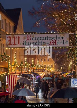 Altstadt, Weihnachtsmarkt, Dämmerung, Nördlingen, Franken, Bayern, Deutschland | centro storico, mercatino di natale, crepuscolo, Noerdlingen, Franconia, Baviera, Ge Foto Stock