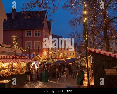 Altstadt, Weihnachtsmarkt, Dämmerung, Nördlingen, Franken, Bayern, Deutschland | centro storico, mercatino di natale, crepuscolo, Noerdlingen, Franconia, Baviera, Ge Foto Stock