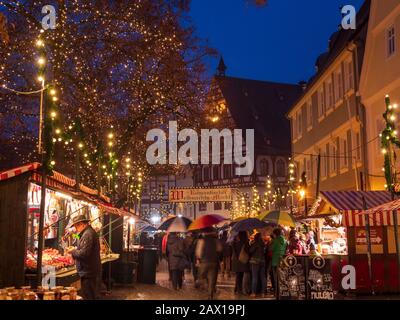 Altstadt, Weihnachtsmarkt, Dämmerung, Nördlingen, Franken, Bayern, Deutschland | centro storico, mercatino di natale, crepuscolo, Noerdlingen, Franconia, Baviera, Ge Foto Stock