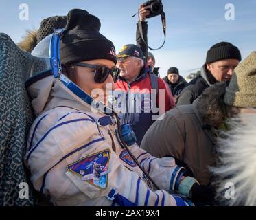 L'astronauta della NASA Christina Koch viene portato alla tenda medica pochi istanti dopo che la nave spaziale Soyuz MS-13 ha toccato il basso con gli altri membri dell'equipaggio, Roscosmos cosmonaut Alexander Skvortsov, E l'astronauta dell'ESA Luca Parmitano, sbarcato a bordo della nave spaziale russa Soyuz MS-13 in una zona remota 6 febbraio 2020 vicino alla città di Zhezkazgan, Kazakistan. Koch tornò sulla Terra dopo aver registrato 328 giorni nello spazio, la più lunga luce spaziale della storia da parte di una donna, come membro delle Expeditions 59-60-61 sulla Stazione spaziale Internazionale. Foto Stock