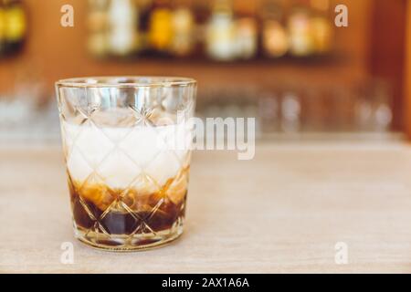 Bicchiere di gustoso cocktail alcolico russo bianco e nero con vodka e liquore al caffè sullo stand del bar. Inserire il testo. Foto Stock