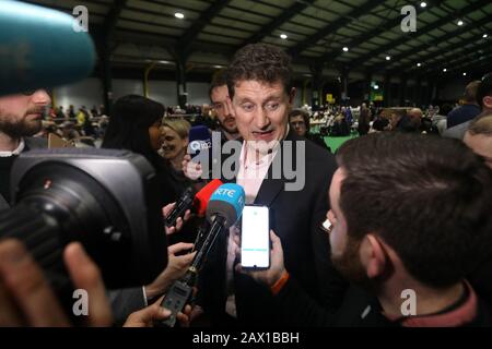 Dublino, Irlanda. 09th Feb, 2020. Dublino, Irlanda. 9th Feb, 2020. Elezioni Generali 2020. - Rds Count Centre, Dublino. Il leader del Green Party Eamon Ryan parla con i media al centro del conteggio RDS di Dublino dopo la sua elezione. Foto: Leah Farrell/RollingNews.ie credito: RollingNews.ie/Alamy Live News Foto Stock