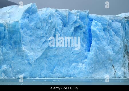 Massiccia Parete Glaciale Del Ghiacciaio Perito Moreno Nel Parco Nazionale Los Glaciares, El Calafate, Patagonia, Argentina Foto Stock