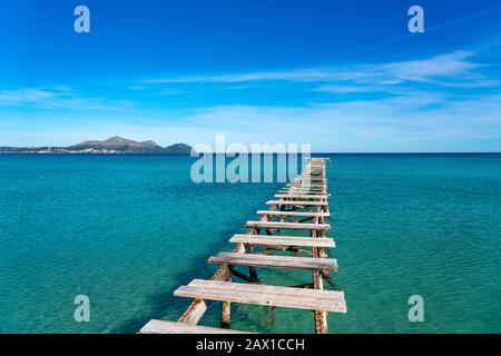 Baia di Alcudia, Platja de Muro, Spiaggia di Muro, molo di legno, Maiorca, Isole Baleari, Spagna, Foto Stock