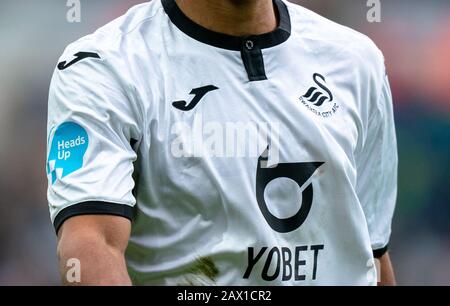 Swansea, Regno Unito. 08th Feb, 2020. Logo Head's Up su Sleeve on Shirt durante la partita Sky Bet Championship tra Swansea City e Derby County presso lo Liberty Stadium, Swansea, Galles, l'8 febbraio 2020. Foto Di Andy Rowland. Credito: Prime Media Images/Alamy Live News Foto Stock