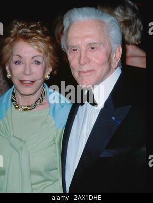 Los Angeles.CA.USA. Kirk Douglas e la moglie Anne Buydens ai Triumph of Spirit Awards. Giugno 2002. Riepilogo:06.02.2020 Rif:LMK19-SLIB060220-002 WWW.LMKMEDIA.COM